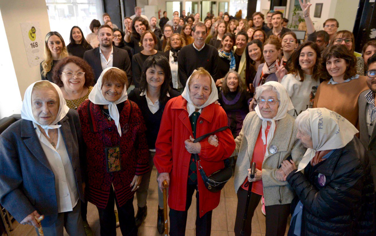 Las Madres de Plaza de Mayo Clara Weinstein, Vera Jarach, Carmen Lareu, Herenia Sanchez Viamonte y Taty Almeida, junto a Greta Pena y trabajadores y trabajadoras del organismo.