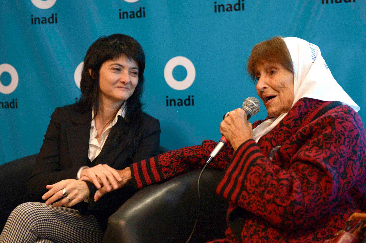 Taty Almeida, Madre de Plaza de Mayo, junto a Greta Pena, titular de INADI