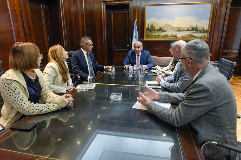 El jefe de Gabinete Juan Manzur se reunió esta tarde en la sede Ministerio de Desarrollo Productivo de la Nación, con su titular, Daniel Scioli y los cuatro secretarios de Estado de la cartera.