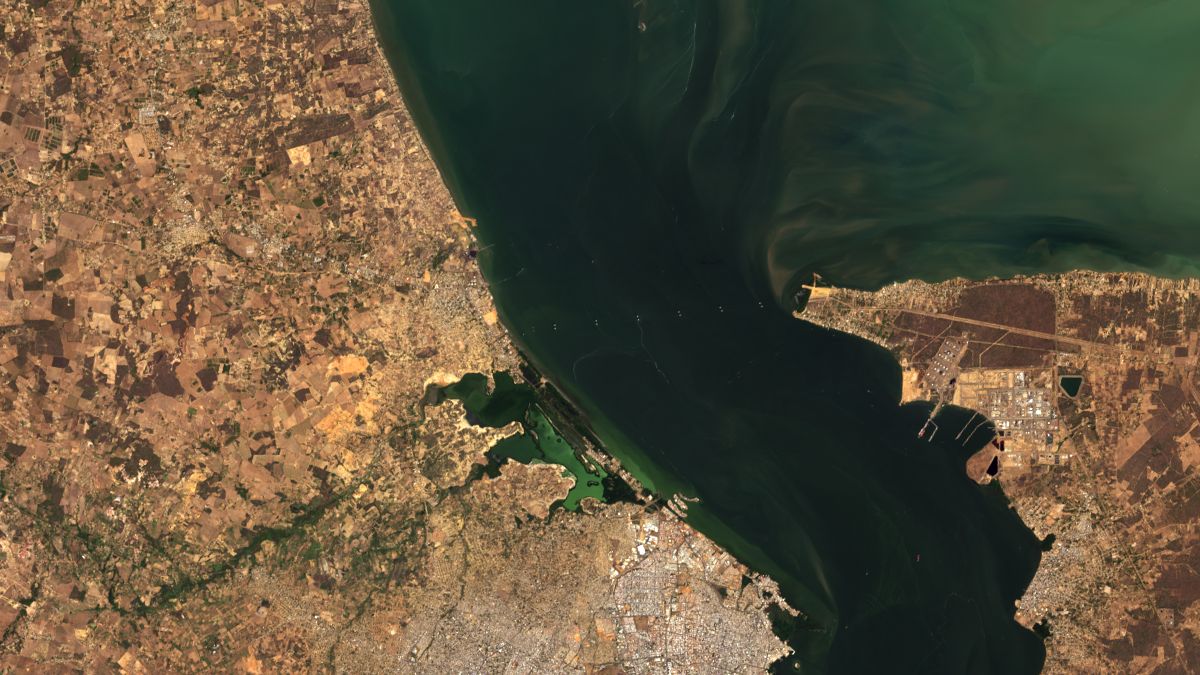 Extracción de Petróleo en el Lago de Maracaibo, Venezuela - Landsat 8 OLI - 10 de Enero de 2014