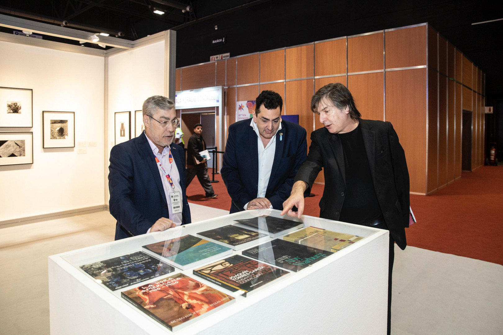 Ezequiel Martínez, Leonardo Cifelli y Andrés Duprat en el espacio del Museo Nacional de Bellas Artes en la Feria del Libro 2025. Ezequiel Martínez, Leonardo Cifelli y Andrés Duprat en el espacio del Museo Nacional de Bellas Artes en la Feria del Libro 2025