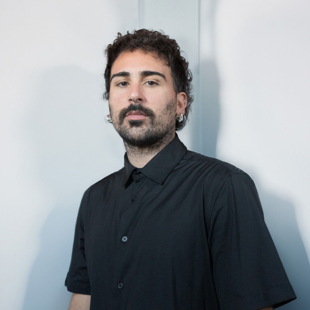 El artista que obtuvo el segundo premio, Maximiliano Parlagreco, por la obra “Ensayos de agenciamiento”.