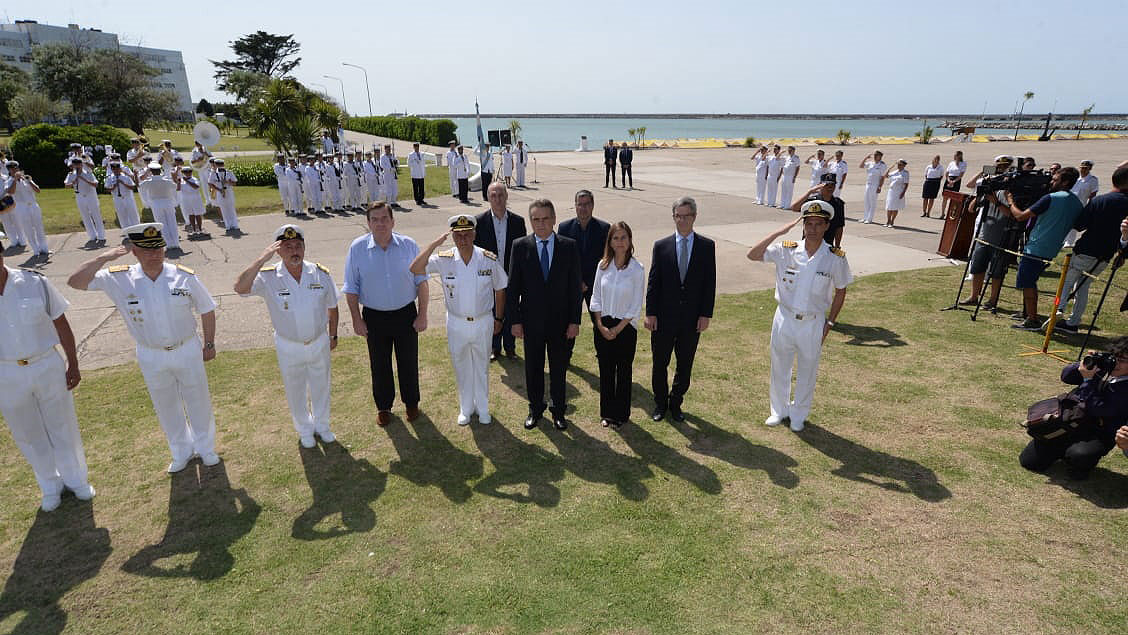 El Presidente del IAFPRPM y el Ministro de Defensa en el homenaje a los tripulantes del ARA San Juan
