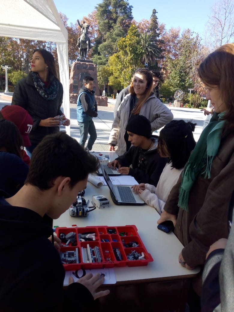 Estudiantes de Mendoza mostraron sus conocimientos en programación y robótica en una clase pública