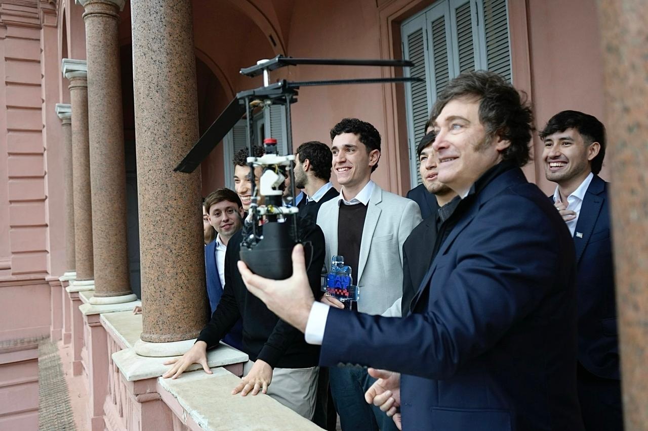Los estudiantes del ITBA le llevaron al Presidente de la Nación el satélite miniatura (CanSat) con el que ganaron la competencia internacional.