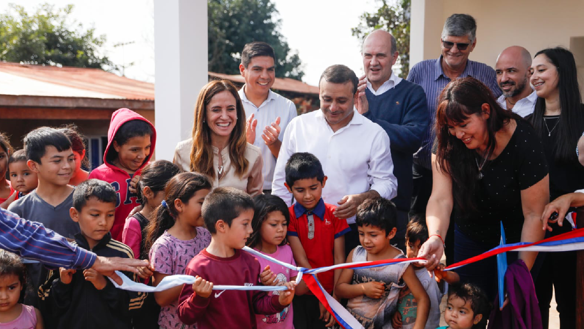 La ministra y el gobernador junto a autoridades, vecinas y vecinos inaugurando el merendero "Luz San Nicolás"