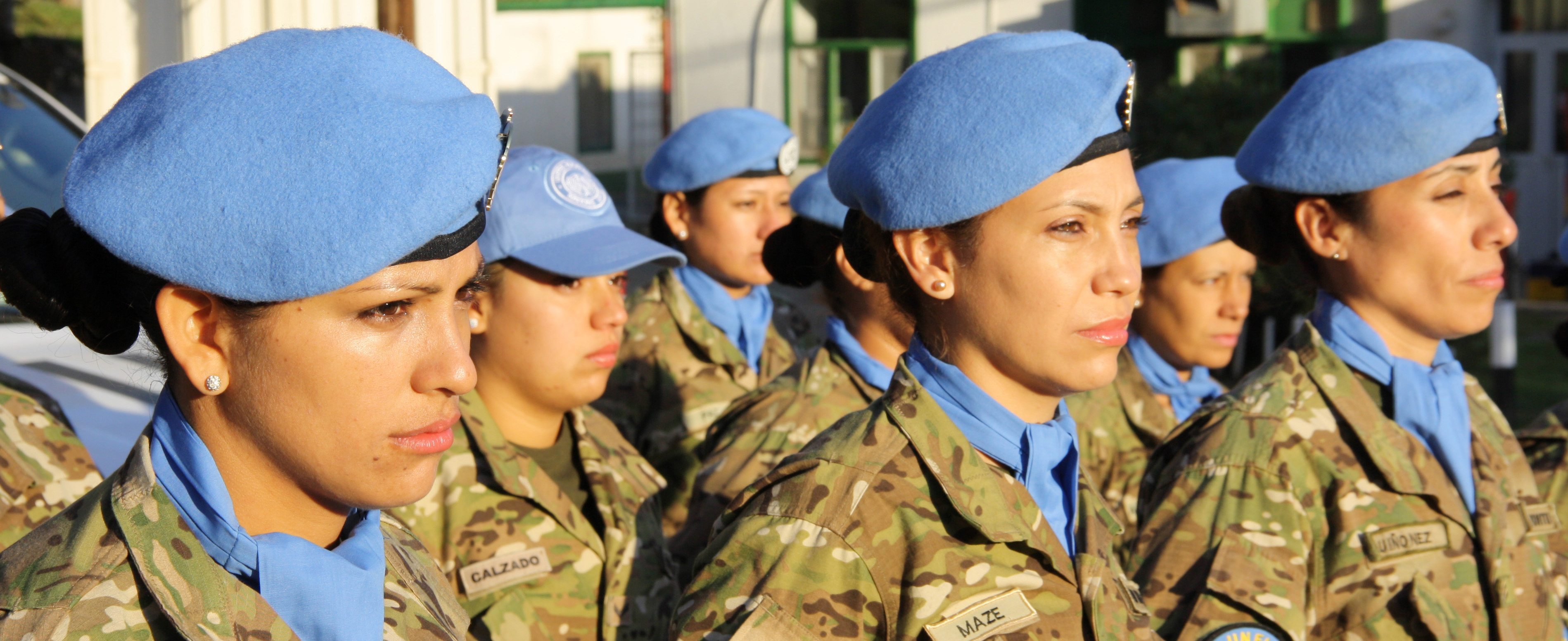 mujeres formadas con uniforme de la ONU