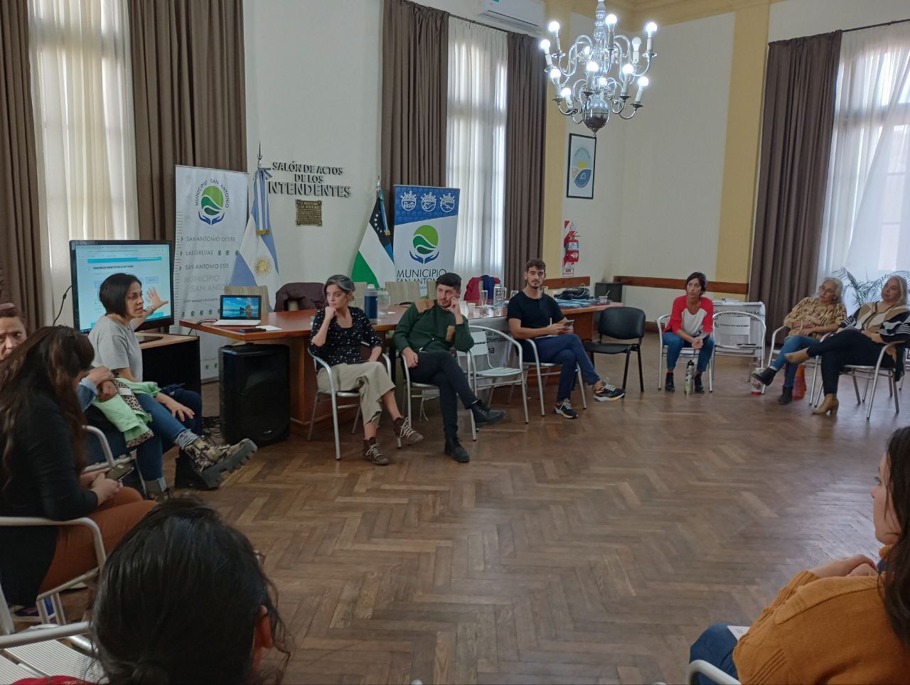Imagen de personas dispuestas en ronda durante el taller sobre trata de personas a integrantes de equipos técnicos de áreas municipales