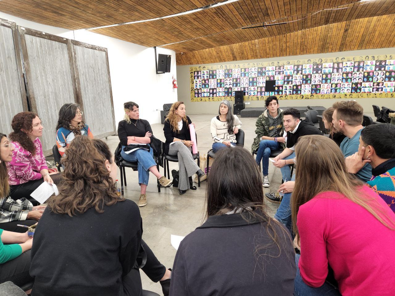 Imagen de un grupo de personas reunidas en círculo del Taller  de concientización sobre la detección temprana de las violencias por motivos de género