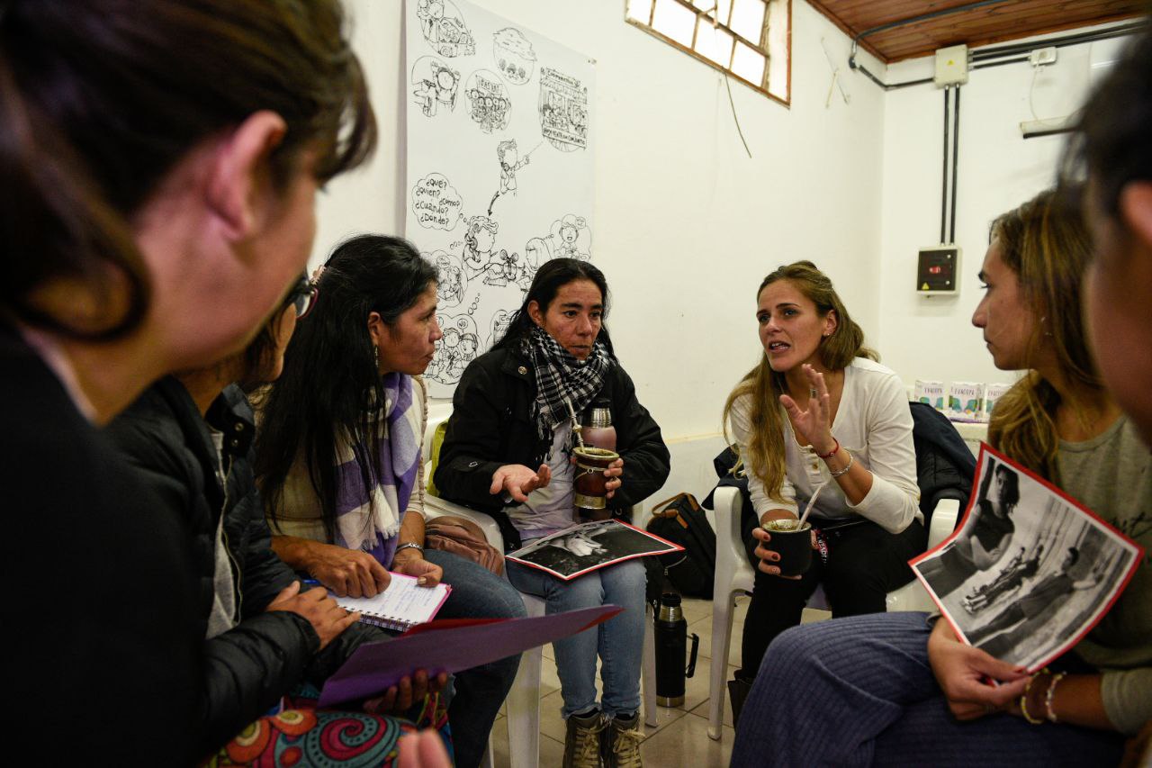 Imagen de la titular de la Unidad de Gabinete de Asesoras, Érica Laporte, durante el Taller de ESI y de Gestión Menstrual