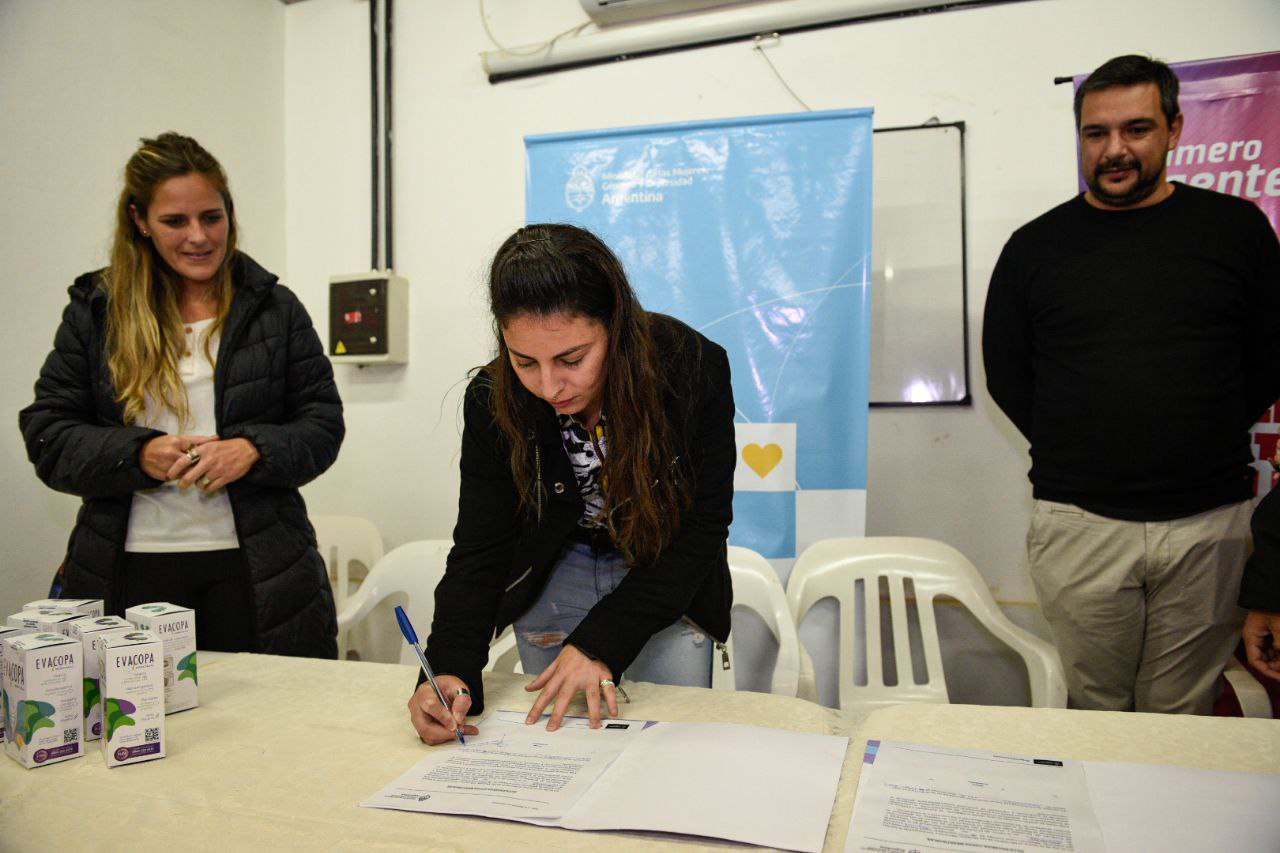 Imagen de la ministra Mazzina en la firma del convenio de entrega de 320 copas menstruales al municipio de Esquina