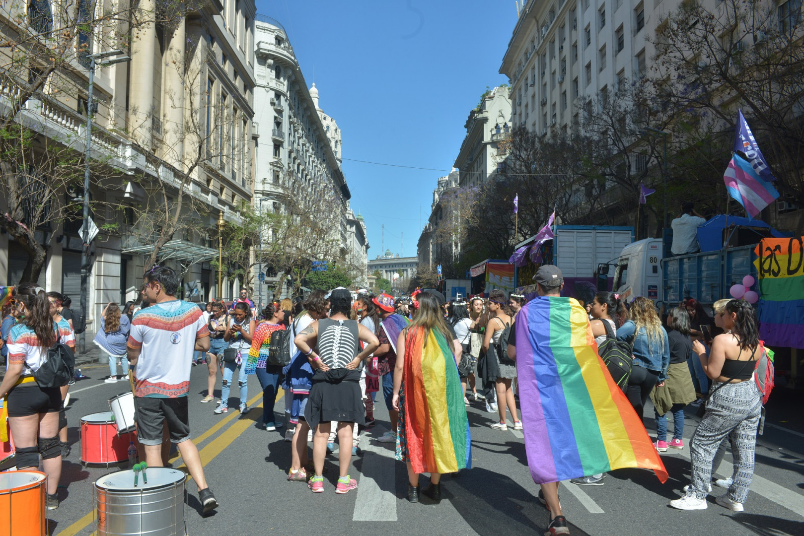 Imagen personas en una movilización LGBTI+