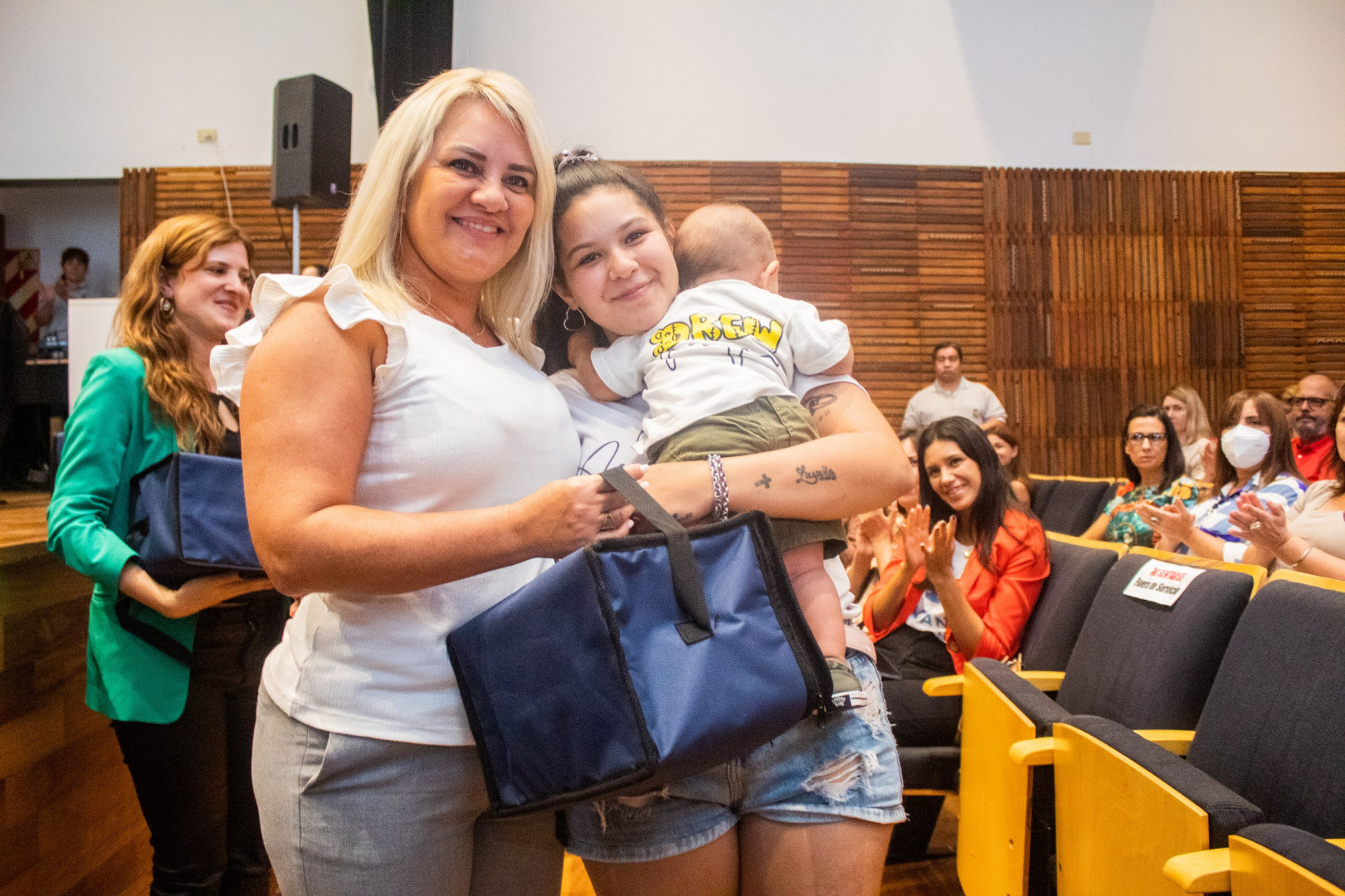 Dos mujeres reciben el kit de lactancia en Misiones