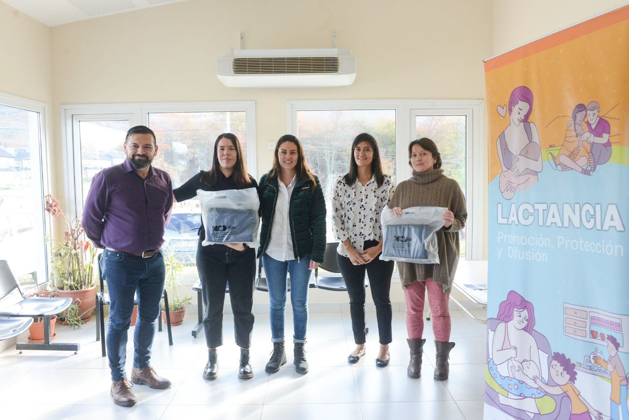 La ministra Mazzina y autoridades provinciales durante la entrega de kits de lactancia en Tierra del Fuego
