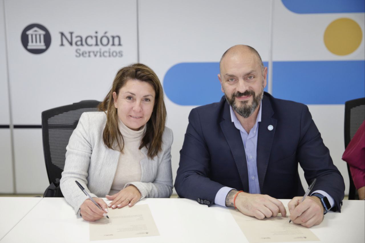 Paulina Calderón y Pablo Pernicone durante la firma