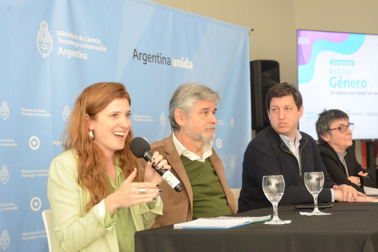 Portrait of Lucia Sermi speaking to the audience