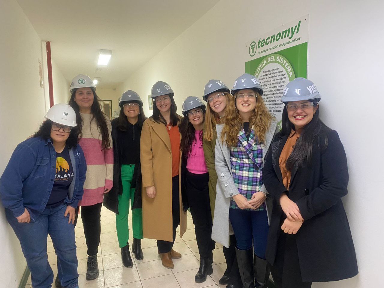 Imagen de la subsecretaria LucíaCirmi junto a un grupo de mujeres 