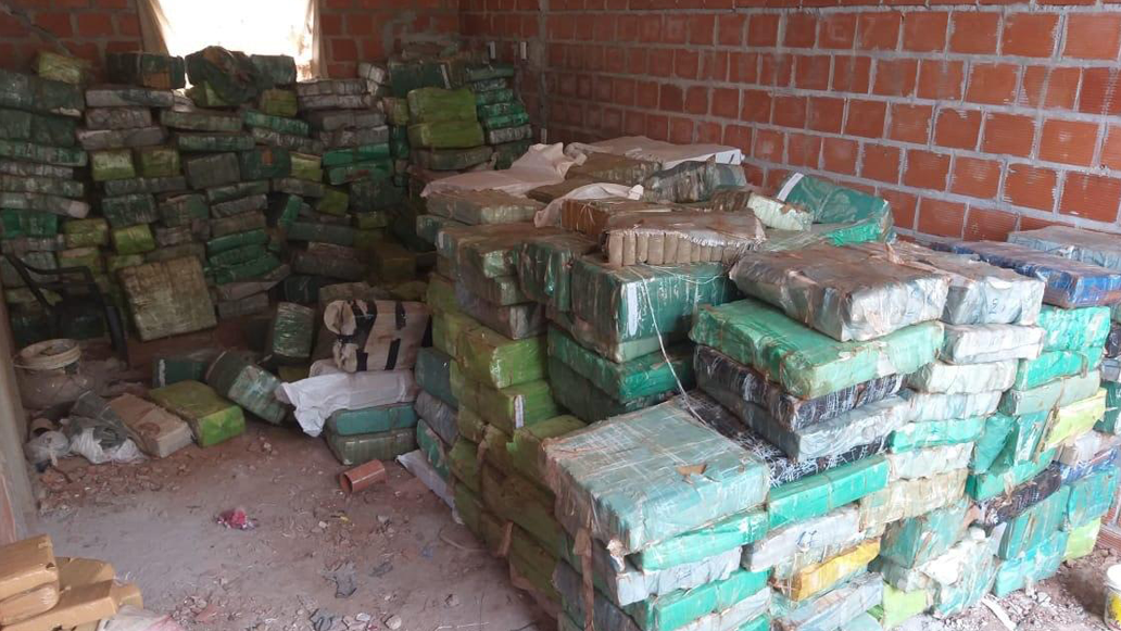 Los gendarmes al realizar el allanamiento encontraron en un inmueble más de 10 toneladas de marihuana. En un depósito hallan más de 10 toneladas de marihuana.