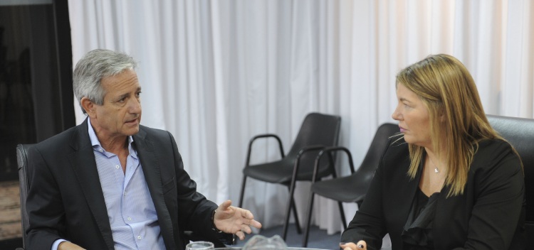 El ministro de Modernización Andrés Ibarra y la gobernadora de Tierra del Fuego Roxana Bertone