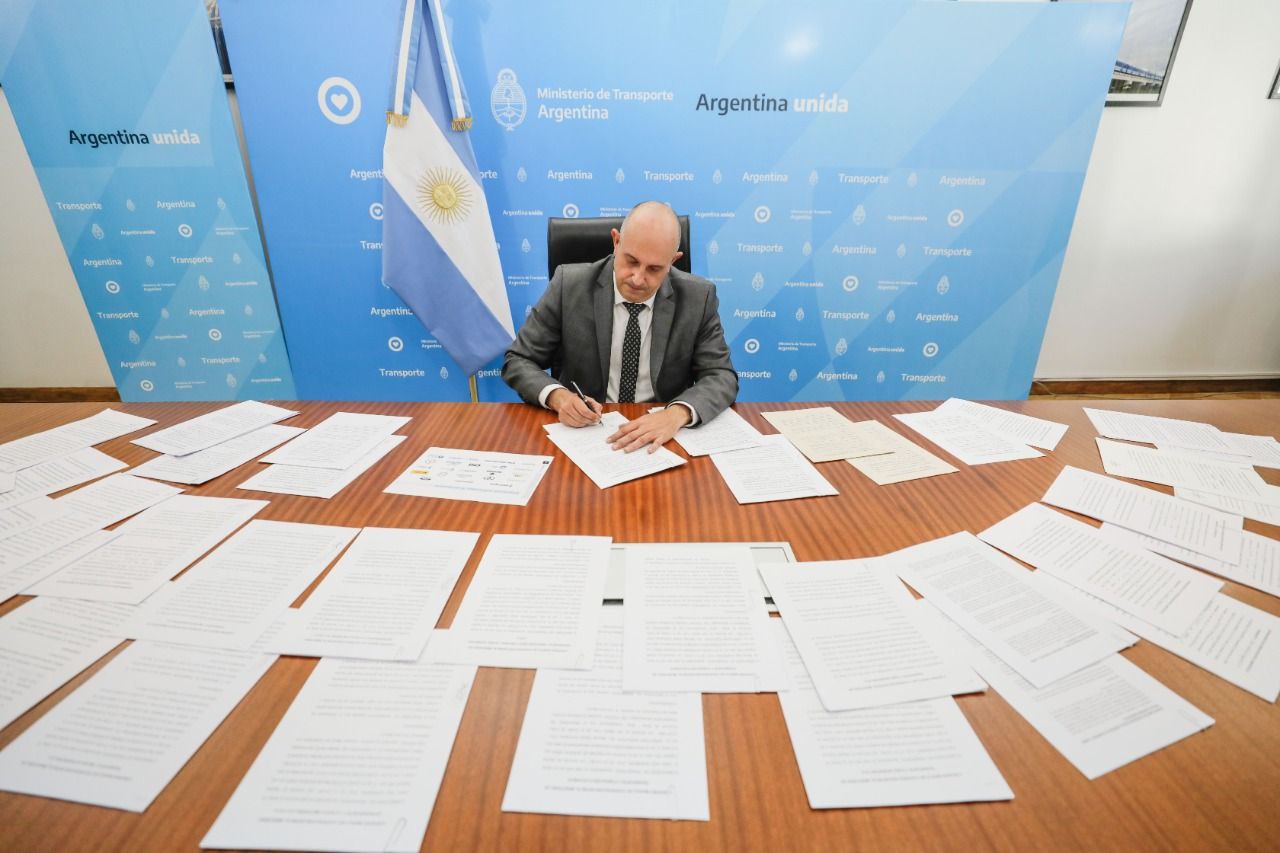 El ministro de Transporte de la Nación, Alexis Guerrera, firmó los convenios marco del programa ReconstruiRSE.