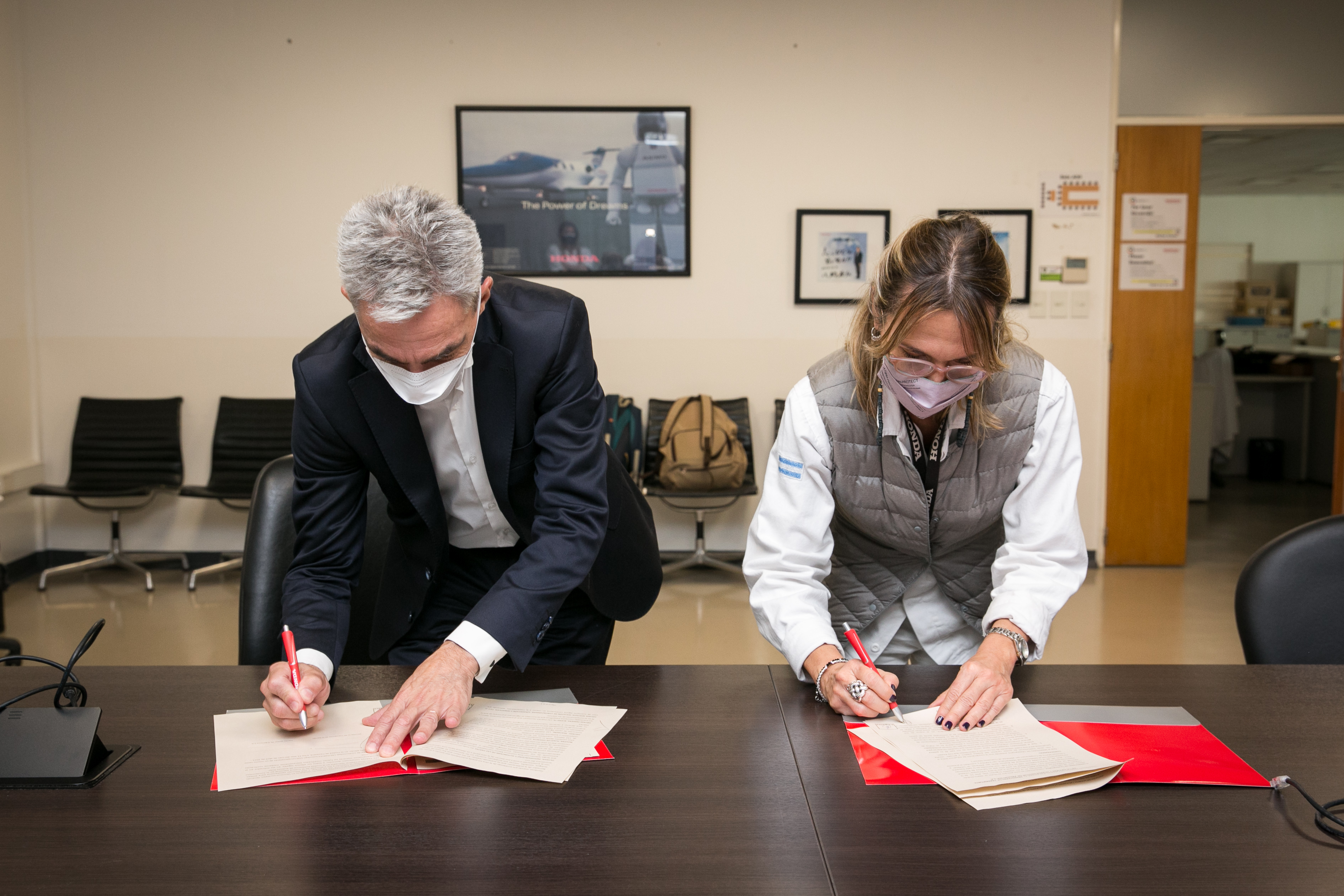 El ministro de Transporte, Mario Meoni, firmó el convenio marco del programa ReconstruiRSE con Viviana Daleoso, gerente de Relaciones Institucionales de Honda Motor Argentina.