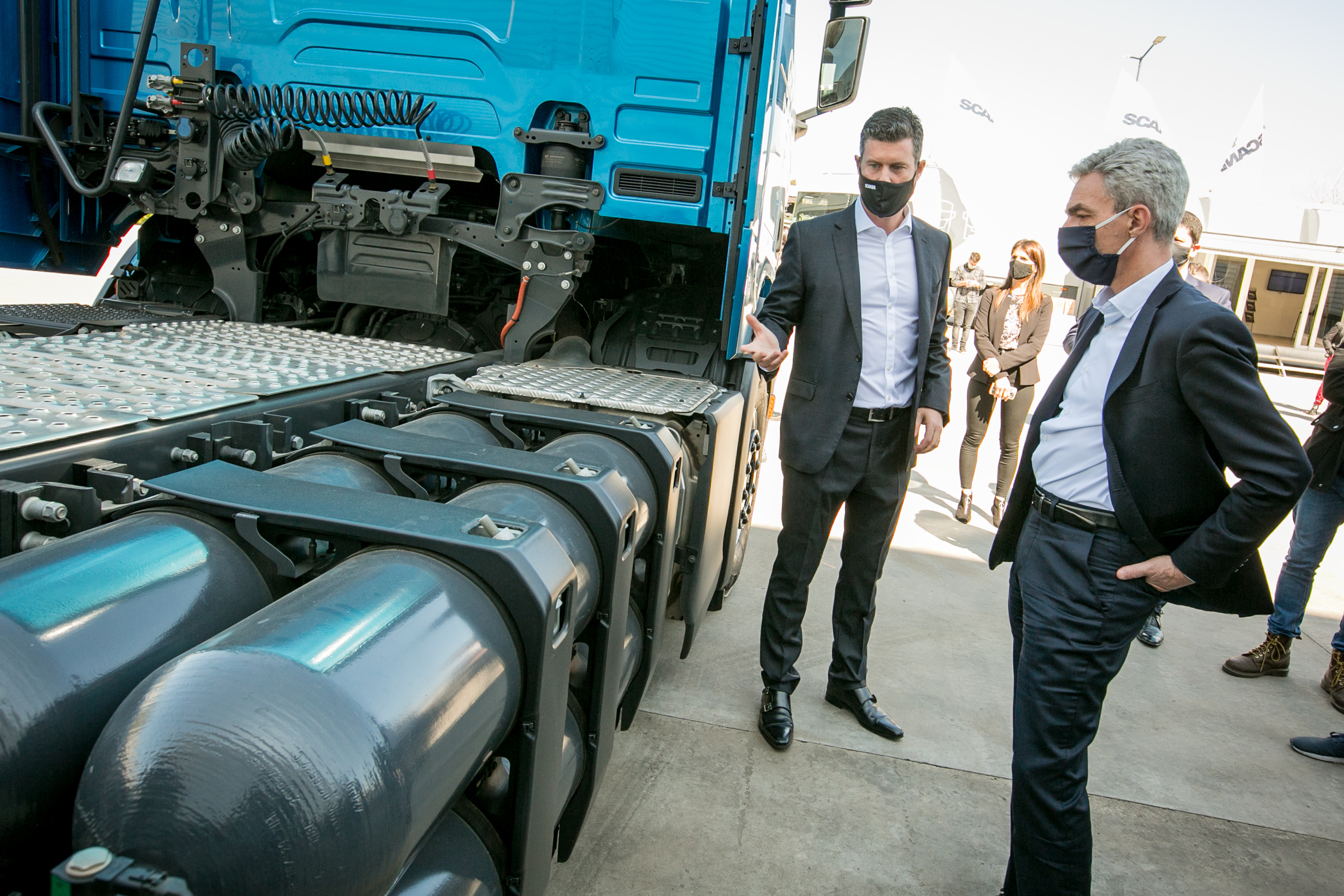 El ministro de Transporte de la Nación, Mario Meoni, conoció los camiones y buses propulsados a gas y biogás de la línea Green Efficiency junto al CEO de Scania Argentina, Andrés Leonard.
