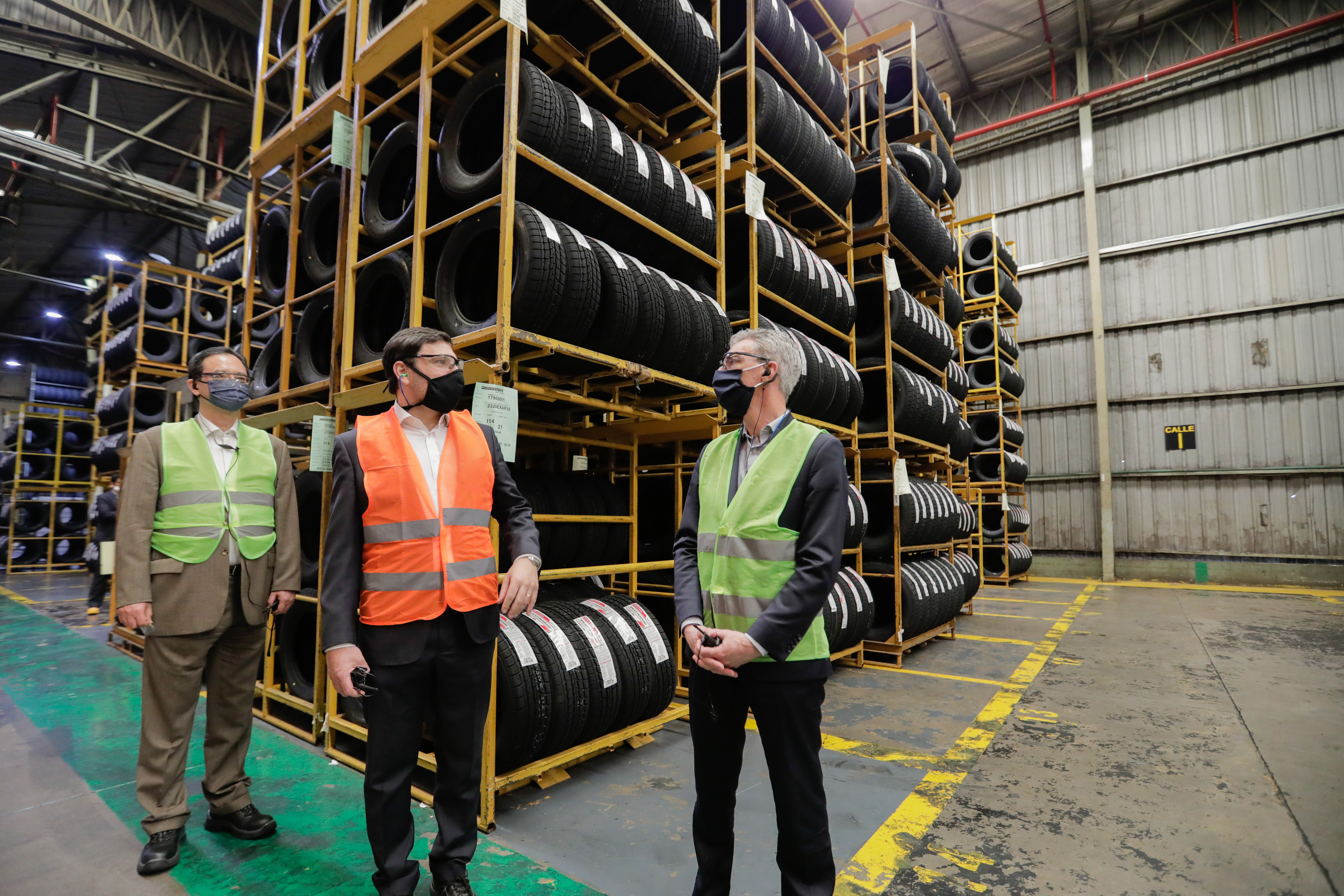 El ministro de Transporte, Mario Meoni, visitó las instalaciones de la planta industrial de Bridgestone en Lomas de Zamora, junto a Takahiro Nakamae, embajador de Japón en Argentina, y Damián Seltzer, country manager de Bridgestone Argentina.