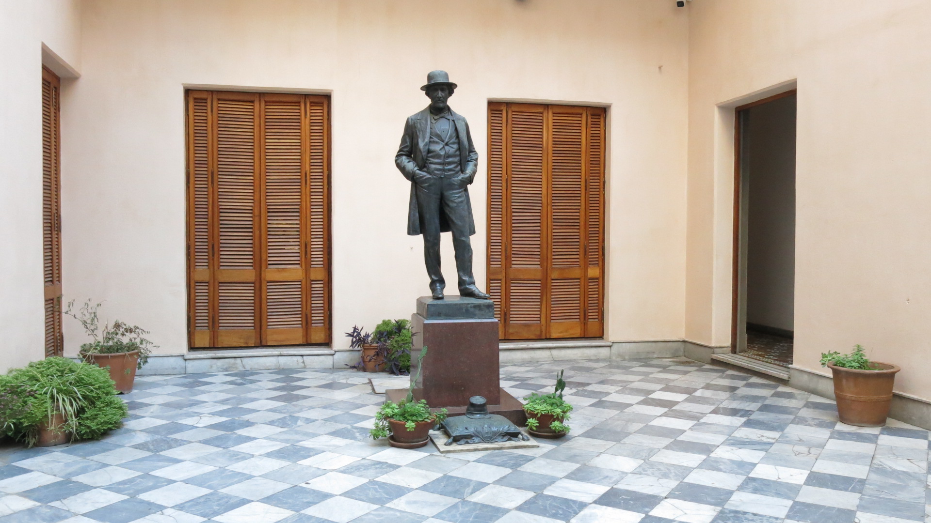Vista del patio del Museo Mitre. En el centro del espacio se encuentra la estatua de bronce del expresidente Mitre.