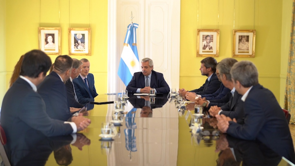 Funcionarios nacionales con el director ejecutivo de Netflix Funcionarios nacionales con el director ejecutivo de Netflix