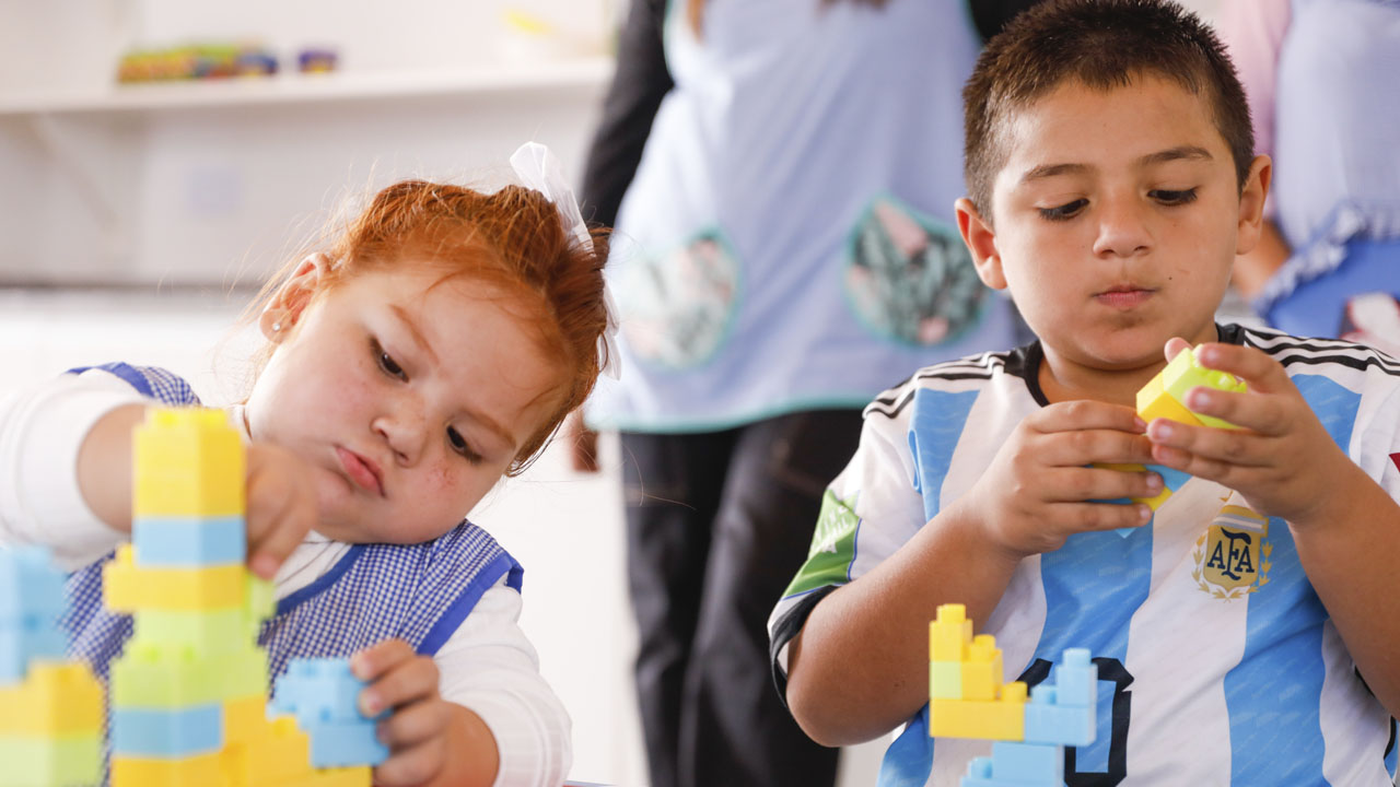 Dos niños jugando con unos bloques de colores en el nuevo Centro de Desarrollo Infantil en Pilar, provincia de Buenos Aires.