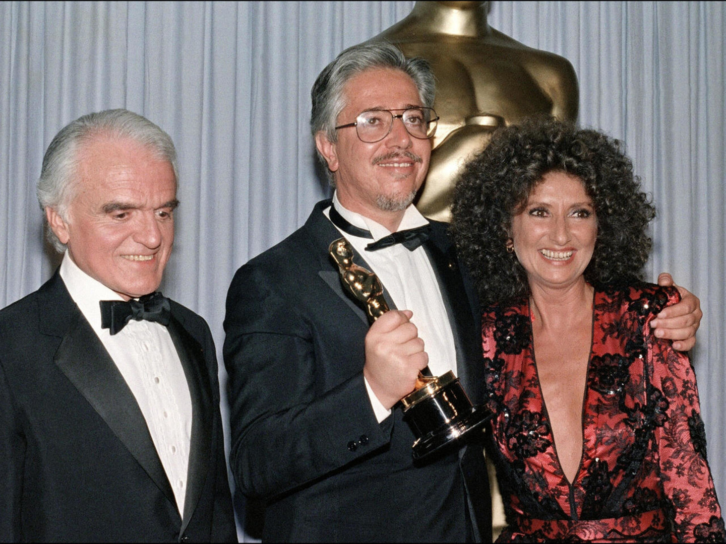 Con Jack Valenti y Luis Puenzo, recibiendo el Oscar Con Jack Valenti y Luis Puenzo, recibiendo el Oscar