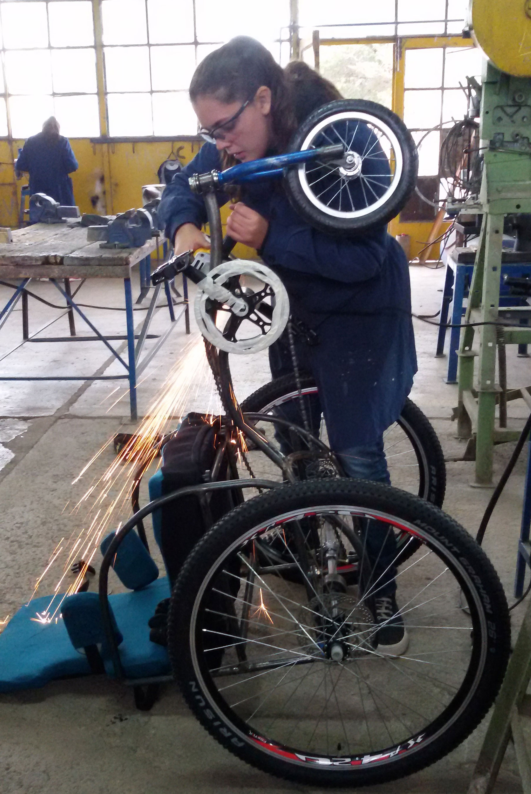 Construyen bicicleta adaptada para rehabilitar a personas con discapacidad