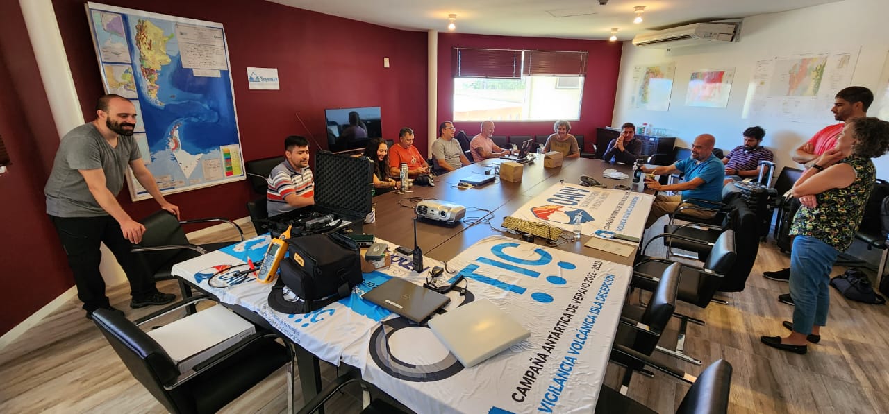 Reuniones previas de preparación y planificación en la ciudad de Buenos Aires previo a la salida del grupo de trabajo a la Isla Decepción en el continente antártico.