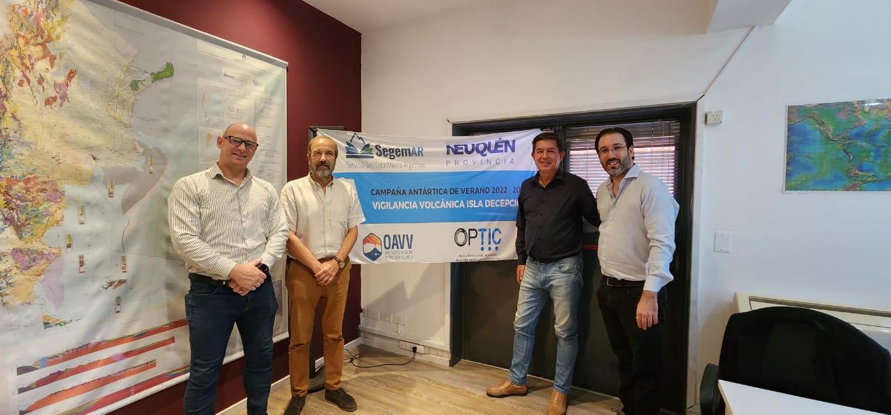 Reuniones previas de preparación y planificación en la ciudad de Buenos Aires previo a la salida al continente antártico. De izquierda a derecha: Mariano Pannicia, Coordinador de la OPTIC; el Dr. Eduardo Zappettini, Presidente del SEGEMAR, Martín Giusti, Subsecretario de Defensa Civil y Protección Ciudadana y el Lic. Sebastían García, Director del OAVV del SEGEMAR.