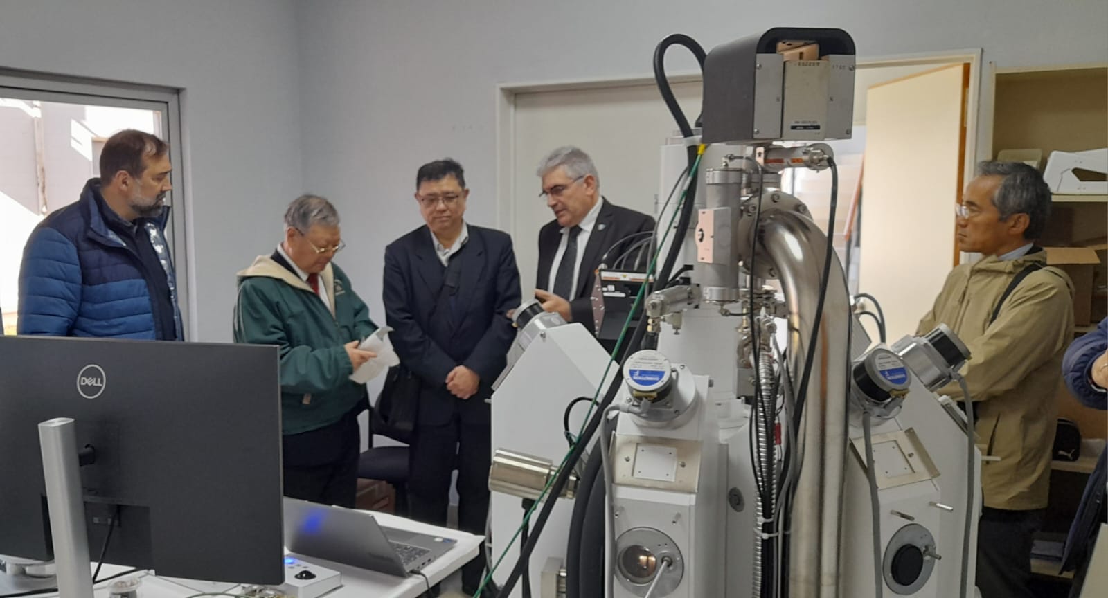Recorrida al IGRM (SEGECRON). Microsonda electrónica automatizada JXA ISP100.