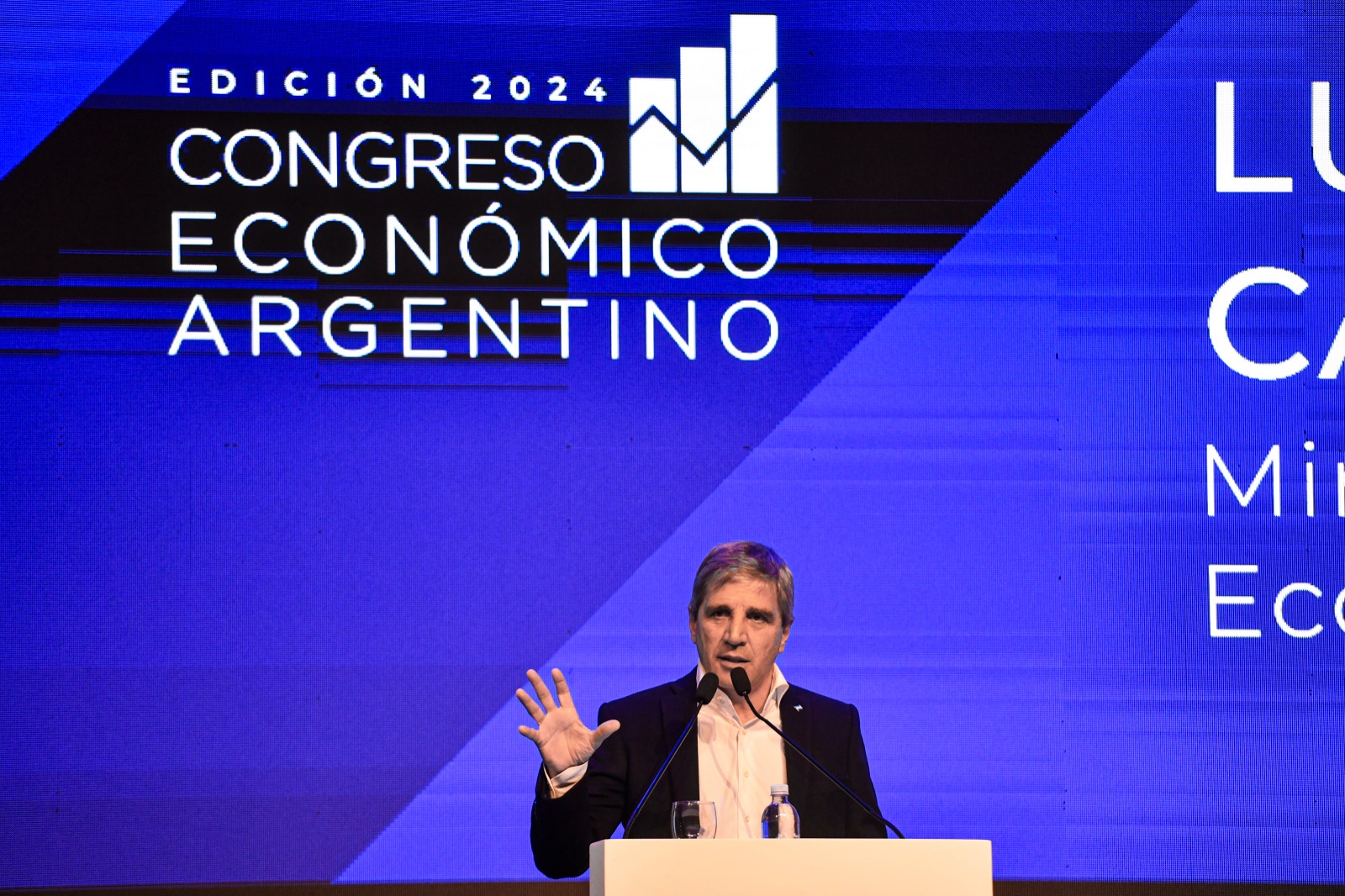 Luis Caputo: “La época de la tasa real negativa para nosotros culminó hoy”