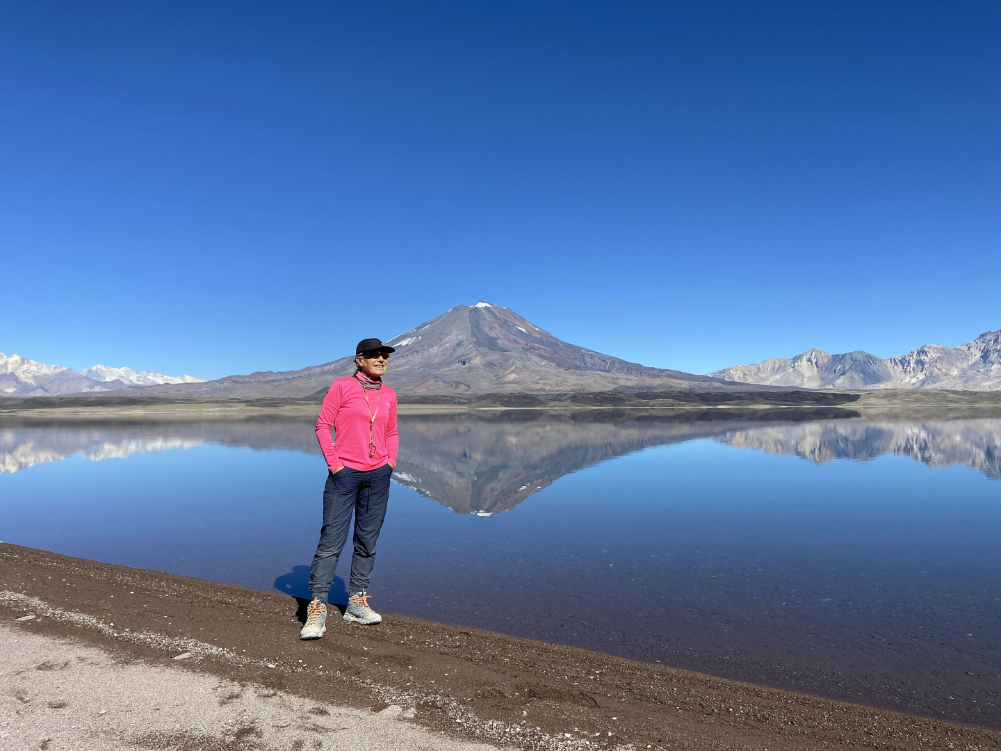 El volcán Maipo (5323 msnm) reflejado en la laguna Diamante, a cuyo efecto visual debe su nombre. Al fondo, las paredes de la caldera que conforman el límite con Chile.
