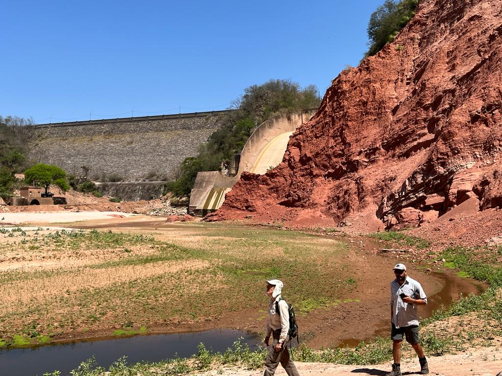 Cauce del río Itiyuro, aguas abajo del embalse. Trabajos de campo del Estudio Geoambiental Tartagal.