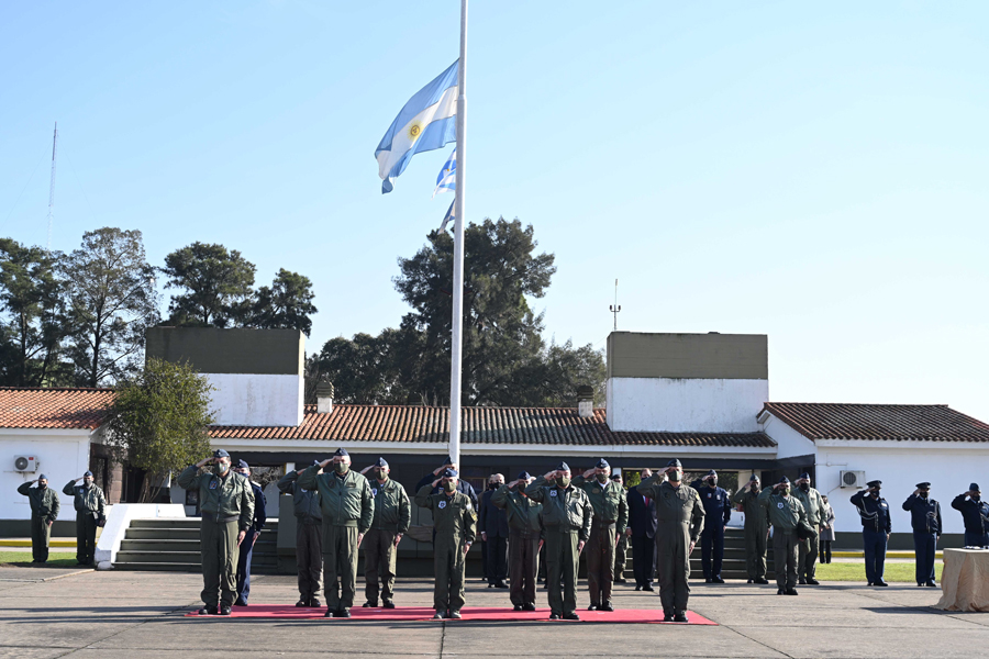 Autoridades de la cartera de Defensa formadas frente al mástil de la VII Brigada Aérea de Moreno