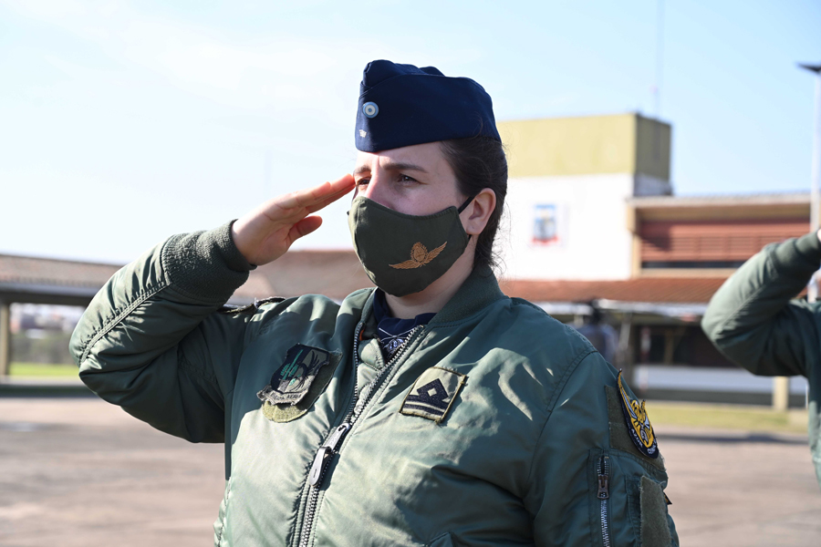 Personal militar femenino formado durante la entonación del Himno Nacional Argentino