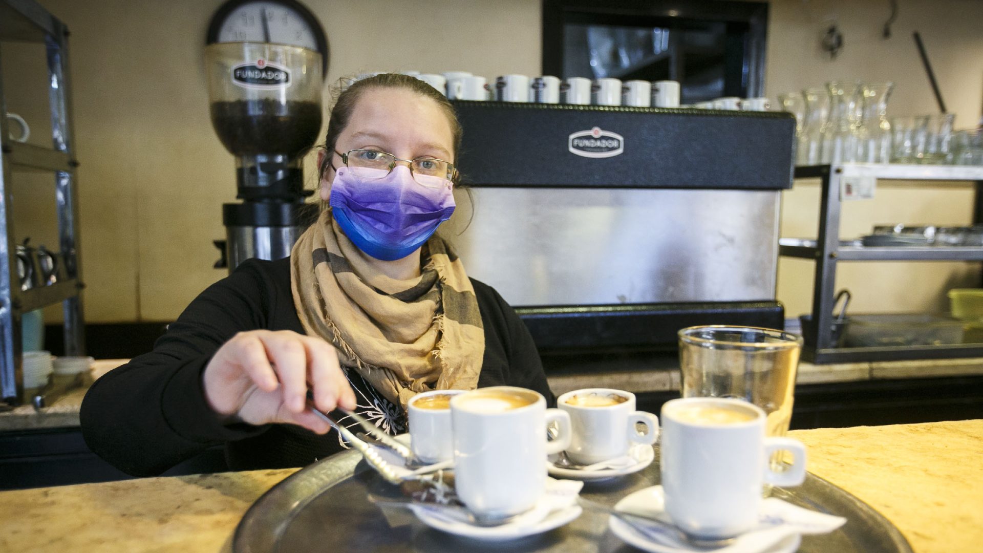 Una de las integrantes de la cooperativa ofreciendo café.