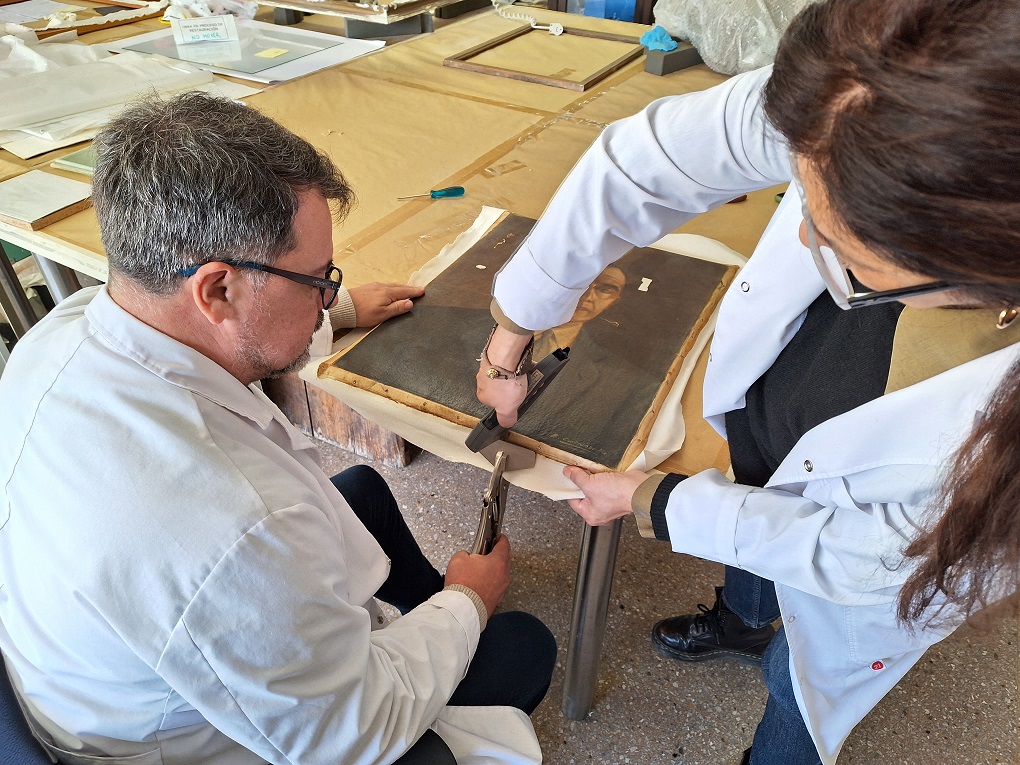 Conservadores Restauradores trabajando en el Taller