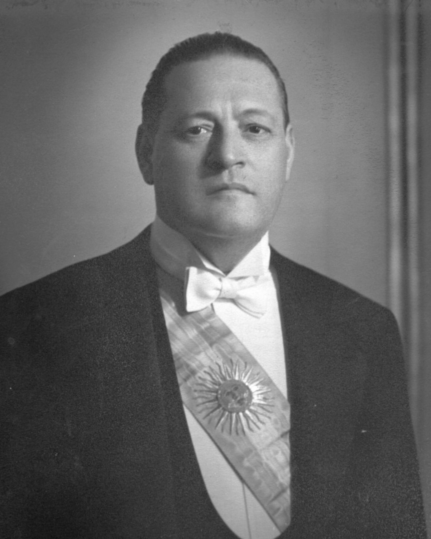 Imagen digitalizada de una fotografía del expresidente Roberto S. Ortiz. La foto es en blanco y negro. Ortiz mira de frente y lleva frac con la banda presidencial sobre el pecho.