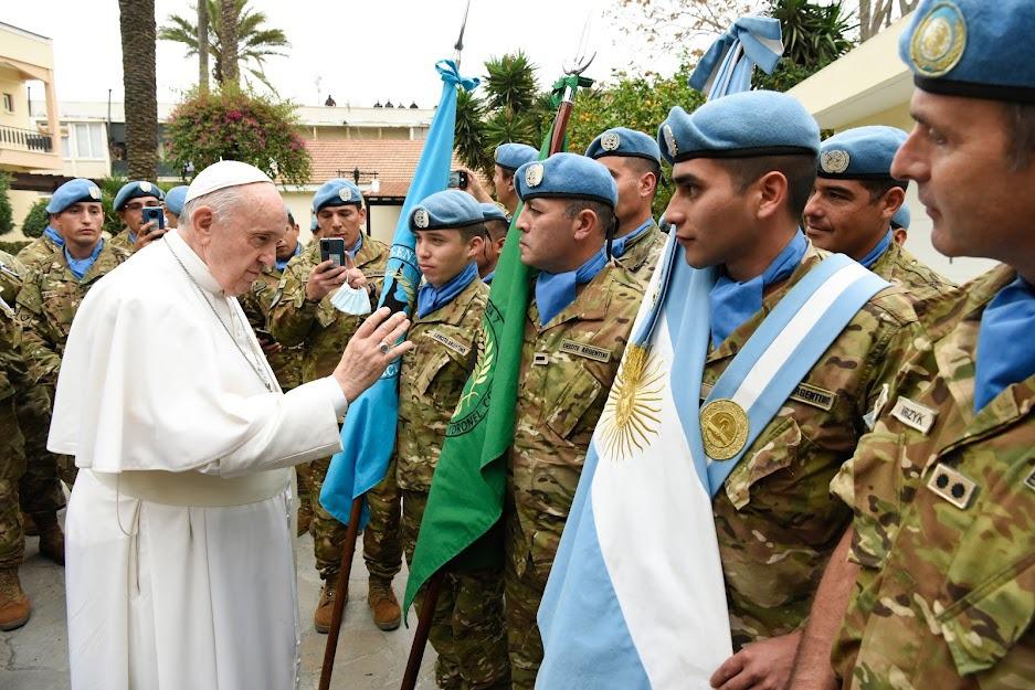 Noticias del ejercito Argentino - Página 36 Papa_francisco_con_personal_argentino_en_chipre_2