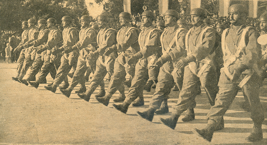 Paracaidistas desfilando el 9 de julio de 1944