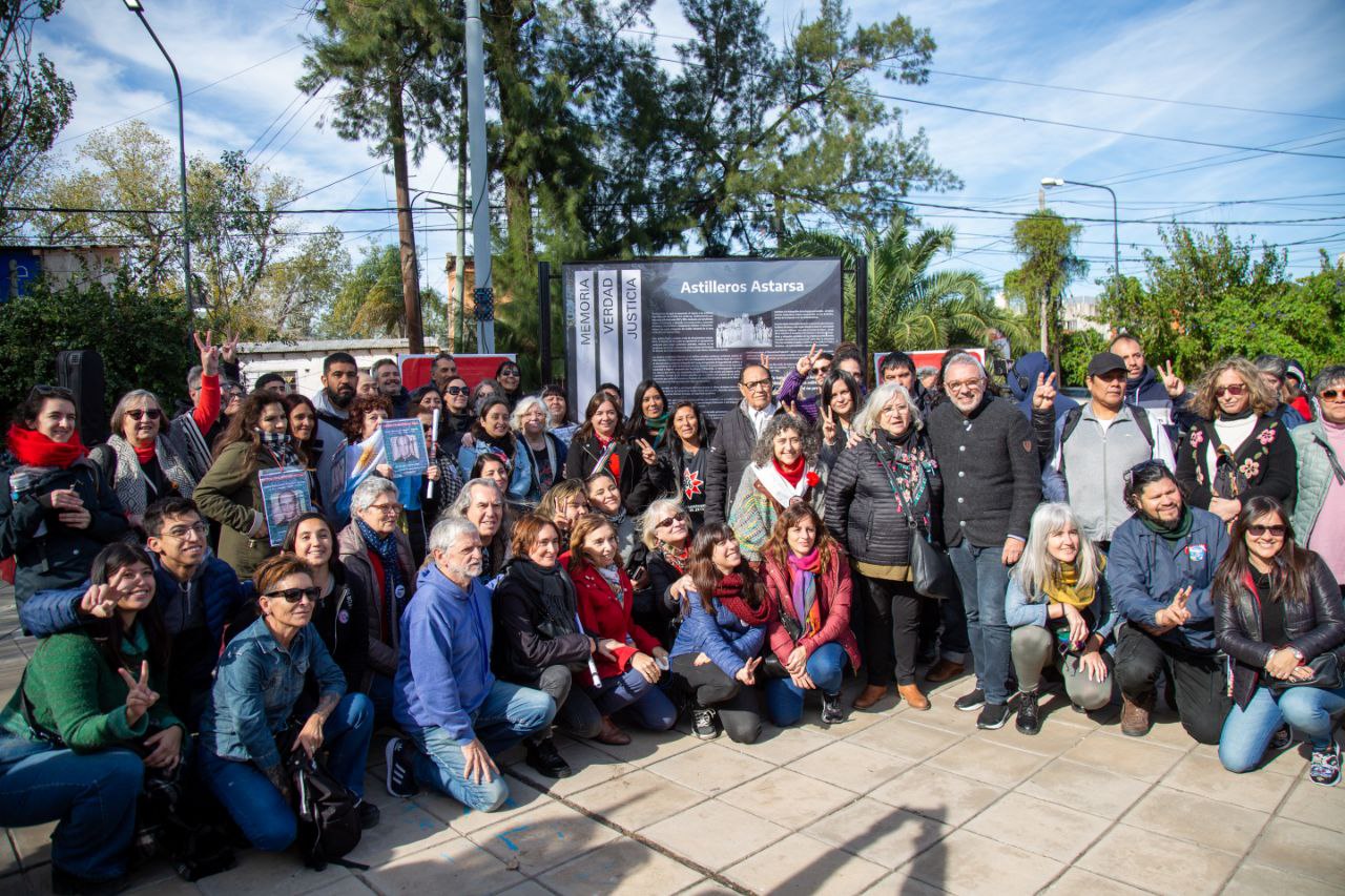 Foto grupal del acto de señalización de Astilleros Astarsa