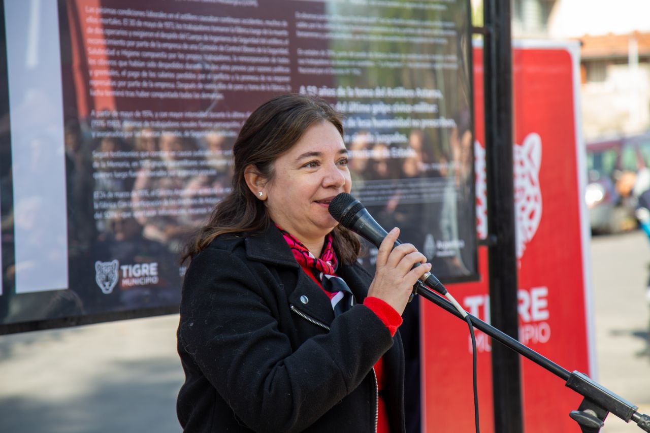 Lorena Battistiol como oradora del acto de señalización de Astilleros Astarsa