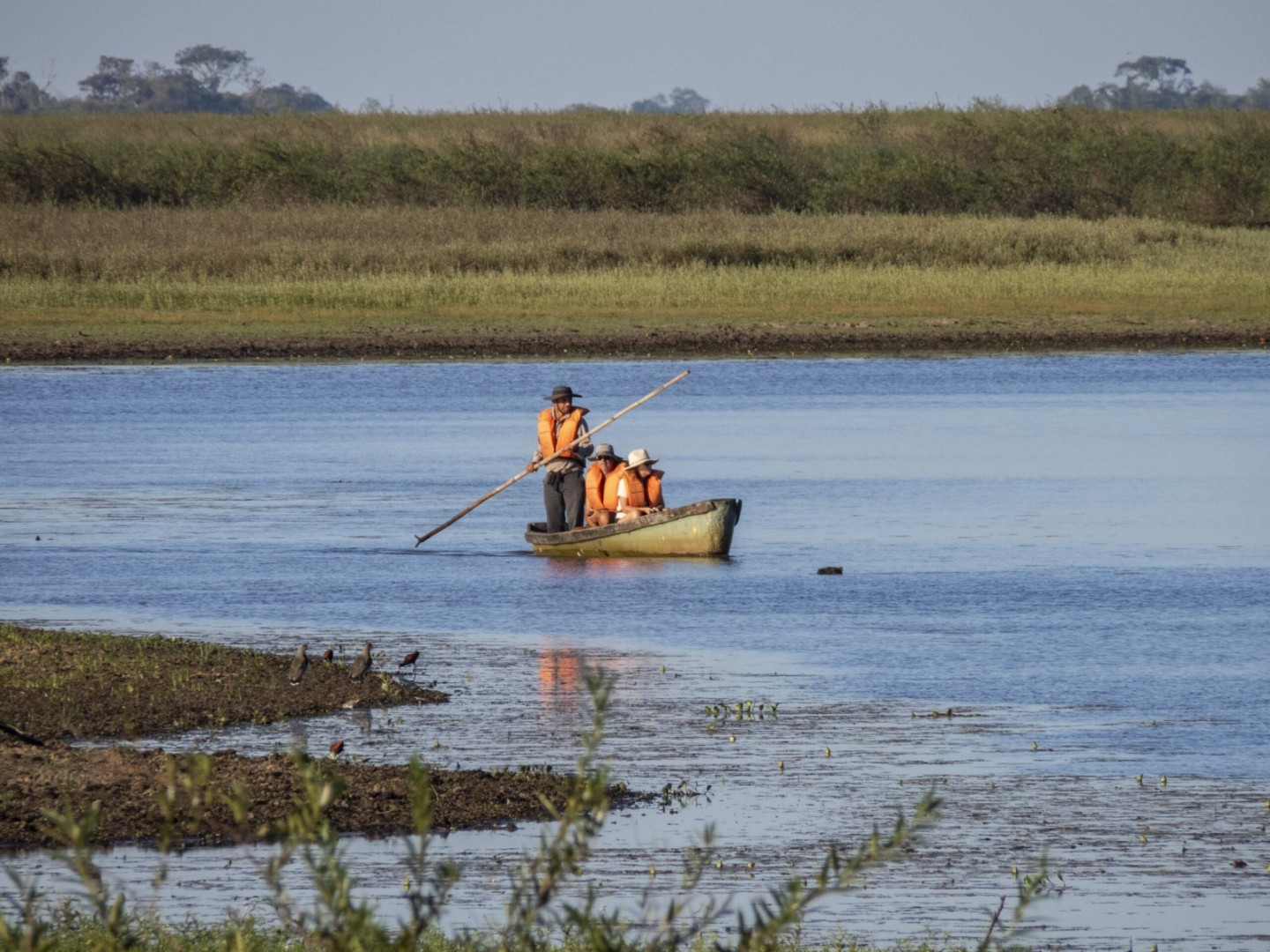 Turistas disfrutan del paseo en canoa a botador.