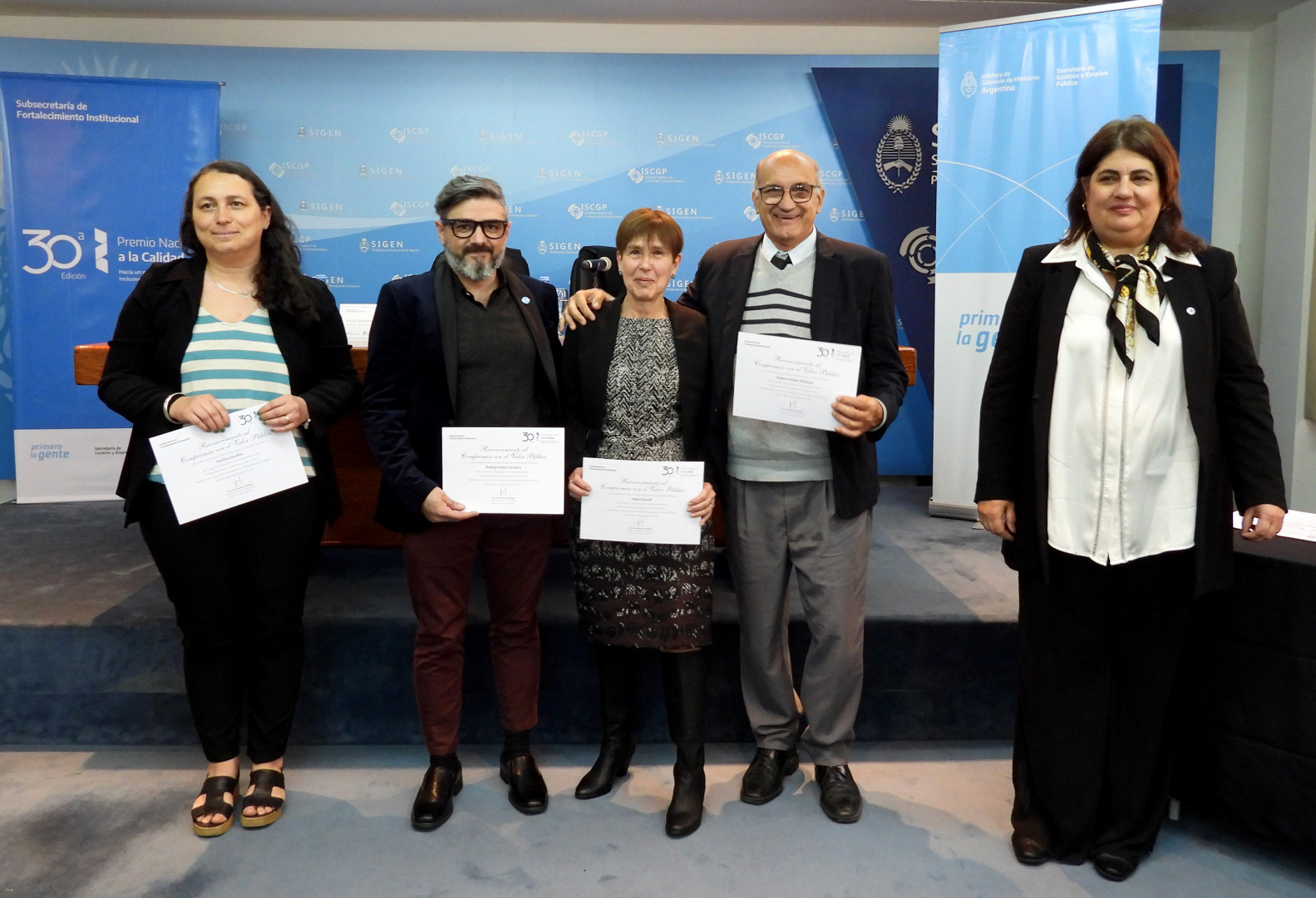 Martina Saudino, Roberto Pittaluga, Nilda Eliossof y Rodrigo Escudero recibiendo el Certificado de Compromiso con el Valor Público