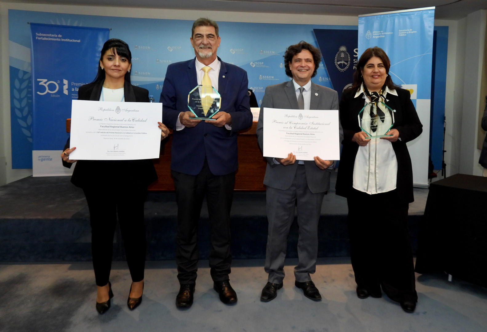 Facultad Regional Buenos Aires de la UNT recibiendo el Premio Nacional a la Calidad